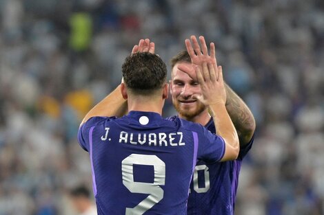 Los autores de los goles argentinos, celebran el pase a octavos. 