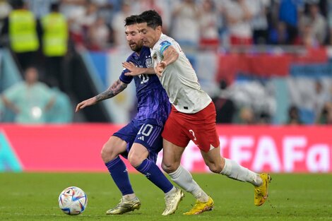 Linoel Messi y Robert Lewandowski, luchan por el control de la pelota.