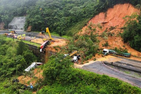 Dos muertos y decenas de desaparecidos tras un deslizamiento de tierra en el sur Brasil