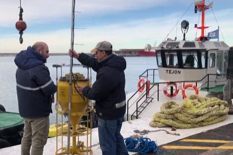 Instalación de una boya de medición de oleaje en la costa de Mar del Plata (Gentileza Demián García Violini)