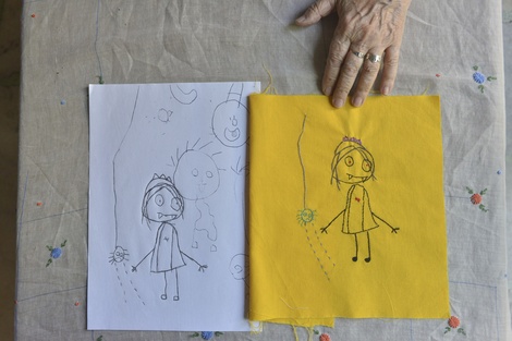 La abuela bordadora sobre diseños de sus nietas