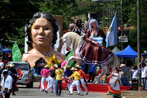 Con quema de estatuas y "chimeneas gigantes", Honduras protesta contra crímenes e injusticias