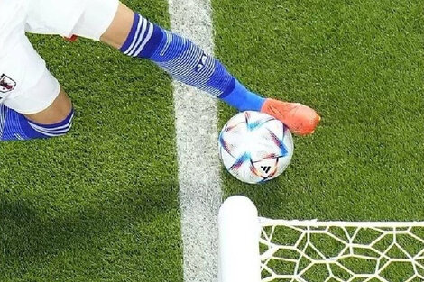 Toma senital de la pelota y la líneas de fondo.