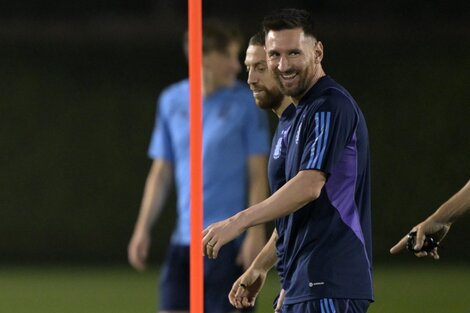 Lionel Messi, sonríe durante la práctica de la Selección en Doha.