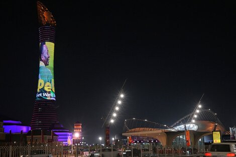 El mundo del fútbol preocupado por la salud de Pelé y rindieron un homenaje en la noche de Doha. (Foto: AFP)