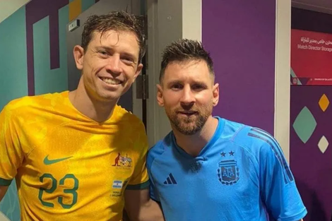 Lionel Messi junto a Craig Goodwin, delantero de Australia, tras el triunfo en octavos de final. Foto: @craiggoodwin16