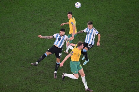 Otamendi y Lisandro Martínez, dos de los tres zagueros que podría usar Scaloni