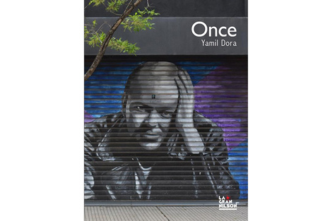 Retrato mural de Luca Prodan pintado sobre una persiana cerrada de algún comercio.