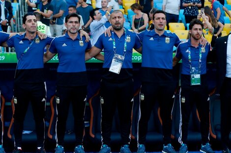 Scaloni junto a su cuerpo técnico, con Aimar, Samuel y Roberto Ayala