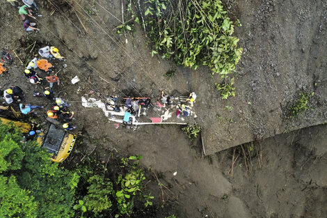 Tragedia en Colombia: un alud cayó sobre un micro y ya hay 27 muertos