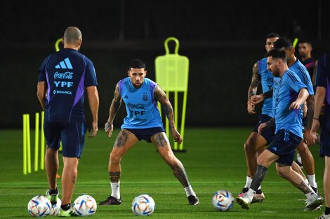 Messi toca ante la marca de Cuti Romero. Otamendi espera (Fuente: Télam)