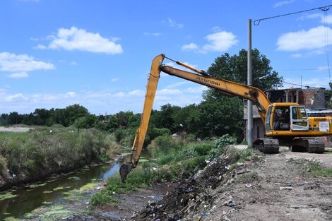 La bajante y la desidia exponen el basural en el cauce del arroyo.