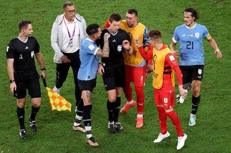 Giménez, Muslera, Sosa y Cavani se le van al humo al árbitro tras el final del partido con Ghana (Fuente: EFE)