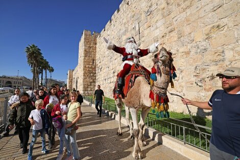 Un Papá Noel palestino reparte ilusiones en Jerusalén