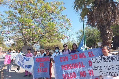 Precarizados del Hospital de Güemes protestaron en Casa de Gobierno 