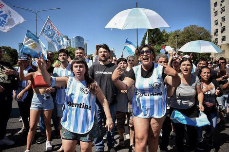 El acompañamiento a la vicepresidenta se anticipó un día con la parodia de un partido de fútbol entre "Los mufas" y "La Argentina" realizada por el Frente Patria Grande.