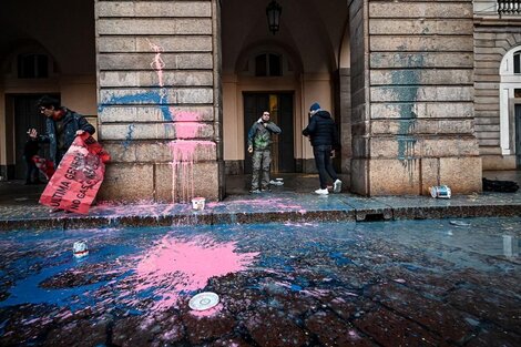 Ambientalistas lanzaron pintura contra el teatro La Scala de Milán. 