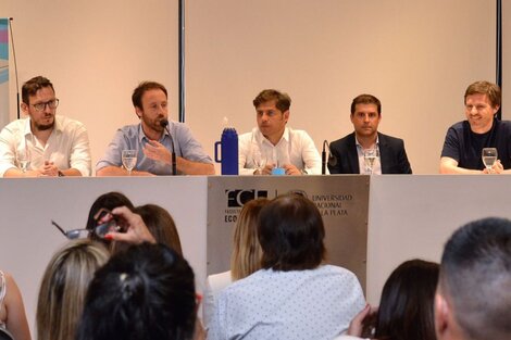 Ministro Pablo López (al micrófono) en una mesa con Kicillof y Augusto Costa.