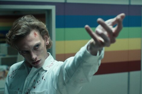 Jamie Campbell Bower también es parte del grupo punk Counterfeit.