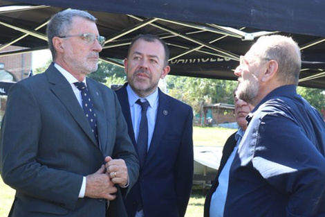 Glavinich, en el centro en un acto junto a los ministros Rimoldi (Seguridad) y Corach (Coordinador).