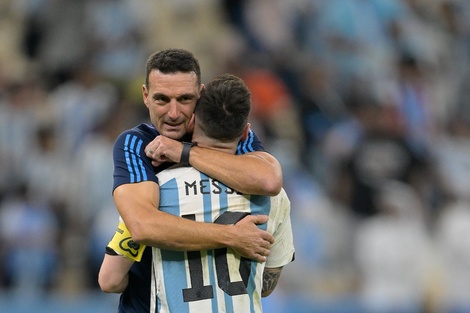 Scaloni abraza a Messi tras la clasificación a a las semifinales. (Fuente: EFE)