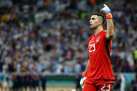 Dibu Martínez, figura destacada de la Selección, con dos penales atajados. (Fuente: EFE)