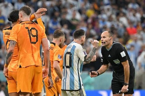 Messi contra Mateu Lahoz, el árbitro del partido.  (Fuente: AFP)