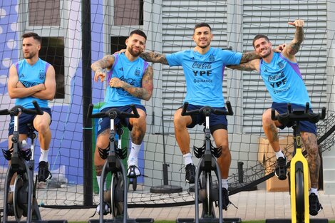 Tagliafico, Otamendi, Paredes y De Paul hacen bicicleta fija (Fuente: Twitter Argentina)