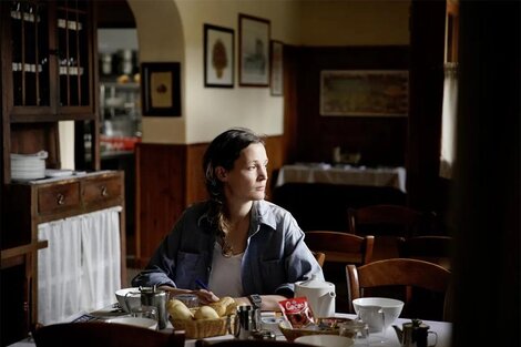 Clarisse (Vicky Krieps) desayuna en un hotel, escena donde asoma un rasgo particular del film. 