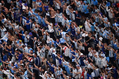 Mundial 2022: un nuevo vuelo de Aerolíneas Argentinas repleto de hinchas partió a Doha desde Ezeiza