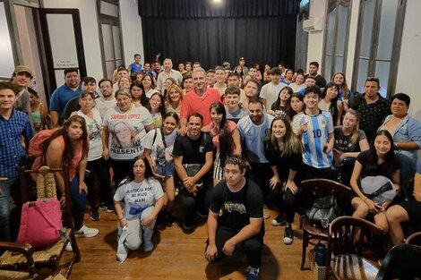 El diputado Martínez con jóvenes reunidos en Rosario.