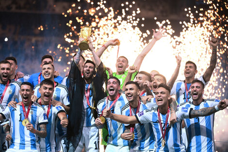 Lionel Messi levanta el trofeo de la Copa del Mundo. 