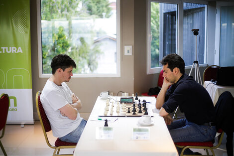 Fernando Peralta (negras) frente a Diego Flores, en partido de la ronda 4. (Fuente: Gentileza FADA / Matías Garay)