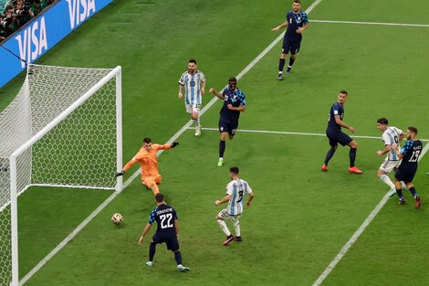 Julián Álvarez marca el tercero luego de la genialidad de Messi