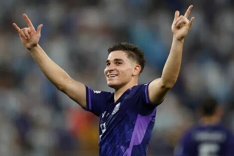 Julian Alvarez de Argentina celebra su gol, en un partido de la fase de grupos del Mundial de Fútbol Qatar 2022 entre Polonia y Argentina en el Estadio 974 en Doha, Qatar.