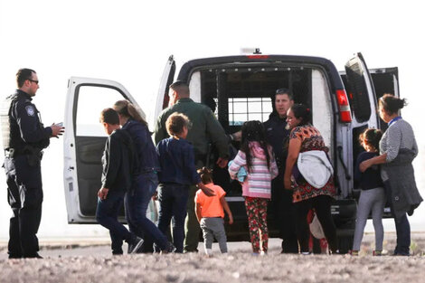 Denuncian a Estados Unidos por separar a madre e hijo migrantes por más de dos años