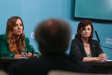 Las ministras Tolosa Paz y Olmos, en el momento del anuncio