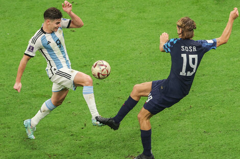 Julián Álvarez aprovecha el yerro de Borna Sosa y se encamina para un golazo, el 2-0 de Argentina a Croacia