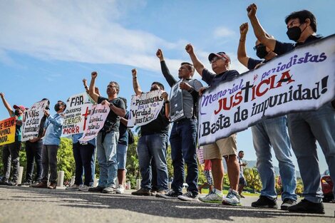 Récord de periodistas encarcelados y alerta para la prensa en América