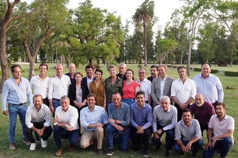 Cumbre de intendentes en Cañuelas.
