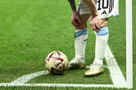 Hasta ahora, en el Mundial Qatar 2022 la selección argentina sólo usó la camiseta suplente violeta ante Polonia y ganó por 2 a 0. (Imagen: AFP)