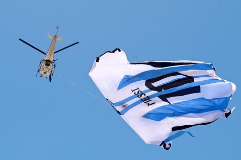 Una enorme camiseta de Messi flameó en el cielo de Rosario