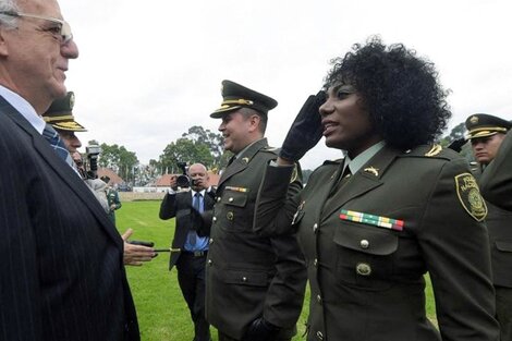 Por primera vez la policía de Colombia le permitió a una oficial llevar su pelo afro 