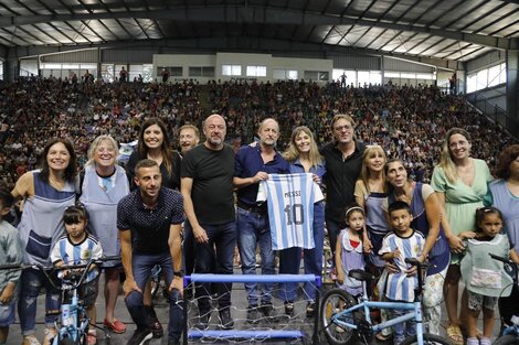 Insaurralde y Di Tullio entregaron materiales didácticos y pedagógicos a jardines de
Lomas