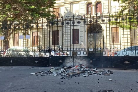 Fuego y piedras en la previa al debate por el Presupuesto bonaerense