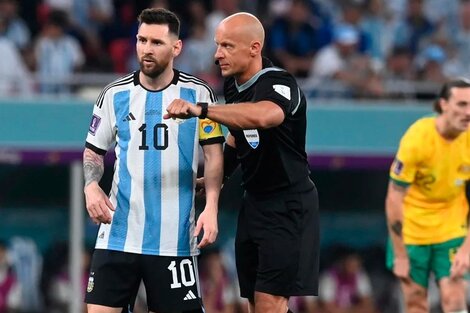 Szymon Marciniak habla con Messi durante el partido frente a Australia.