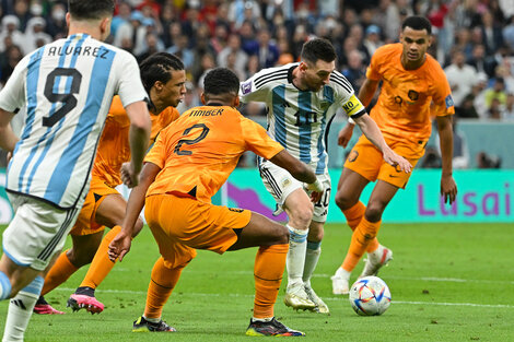 Lionel Messi utilizó en el partido ante Países Bajos una estrategia similar que ponía en práctica durante sus inicios en Rosario. Imagen: AFP. 