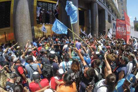 Protestas ante los ministerios de Economía y Desarrollo Social