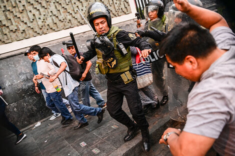 Represión policial en el centro de Lima.