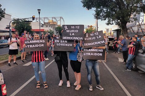 Hinchas y socios del Ciclón demostraron su descontento en sede del club en Boedo (La Cuervería).